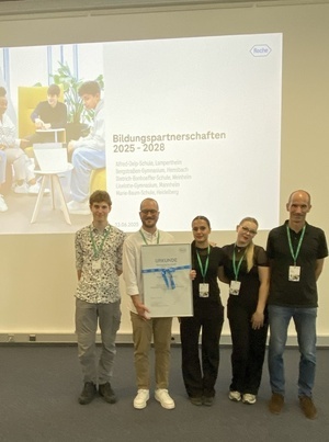 Lennard Braun, Herr Hauser, Hannah Bless, Lina Kassing und Herr Bausewein bei der Entgegennahme der Urkunde 