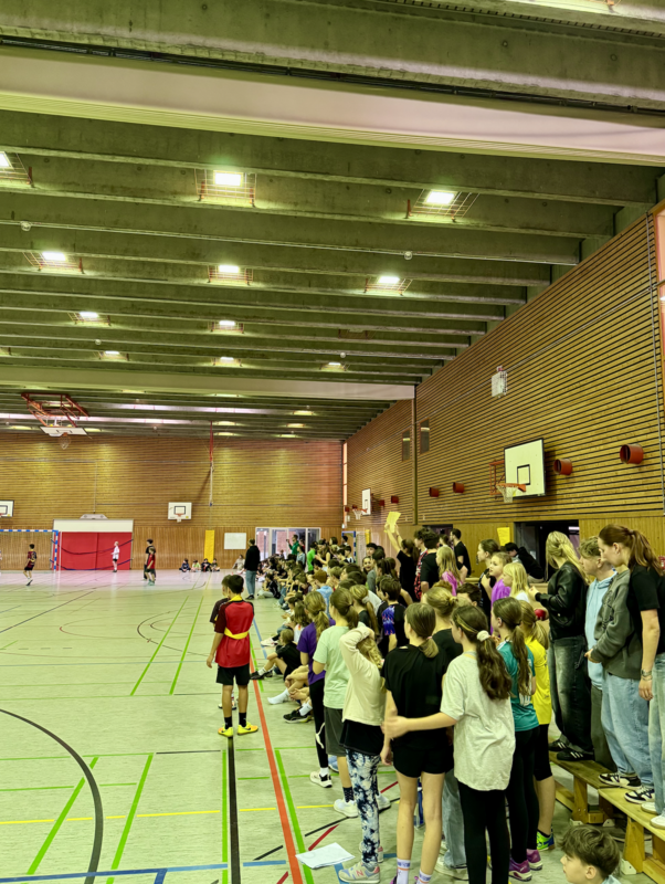 Gute Stimmung in der Halle beim Fuball-Finale des Unterstufenturniers