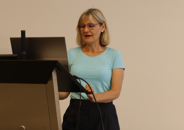 Juroren Iris Wolf bei ihrer Laudatio Juroren Iris Wolf bei ihrer Laudatio