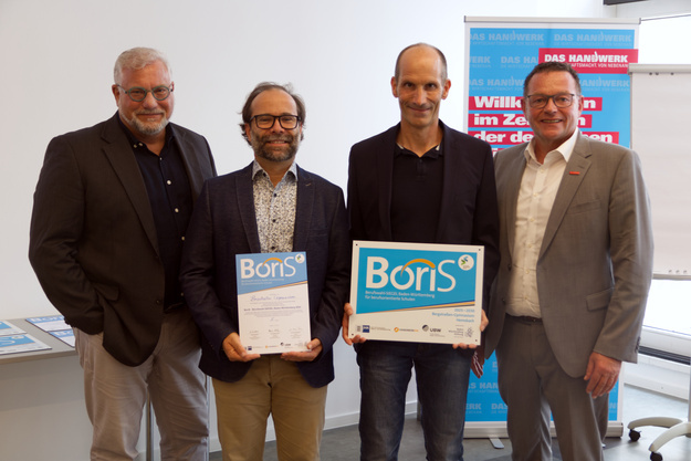Zum ersten Mal wurde das Bergstraßen-Gymnasium Hemsbach mit dem BoriS-Berufswahl-SIEGEL rezertifiziert. Darüber freuten sich (von links): der Leiter des BoriS-Projektbüros, Alexander Urban, der stellvertretende Schulleiter, Björn Seilheimer, der Projektansprechpartner in der Schule, Michael Bausewein, und Klaus Hofmann, Präsident der Handwerkskammer Mannheim Rhein-Neckar-Odenwald. Zum ersten Mal wurde das Bergstraßen-Gymnasium Hemsbach mit dem BoriS-Berufswahl-SIEGEL rezertifiziert. Darüber freuten sich (von links): der Leiter des BoriS-Projektbüros, Alexander Urban, der stellvertretende Schulleiter, Björn Seilheimer, der Projektansprechpartner in der Schule, Michael Bausewein, und Klaus Hofmann, Präsident der Handwerkskammer Mannheim Rhein-Neckar-Odenwald.